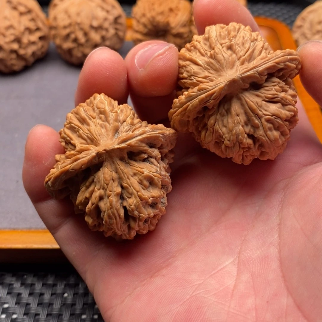 文玩核桃精品对四座楼