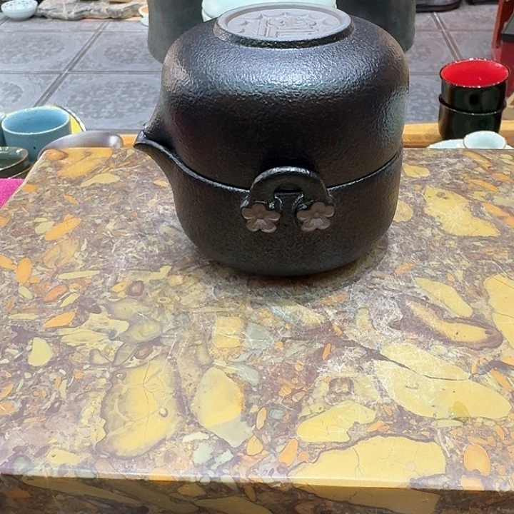 壶一个，瓷。。。品茗