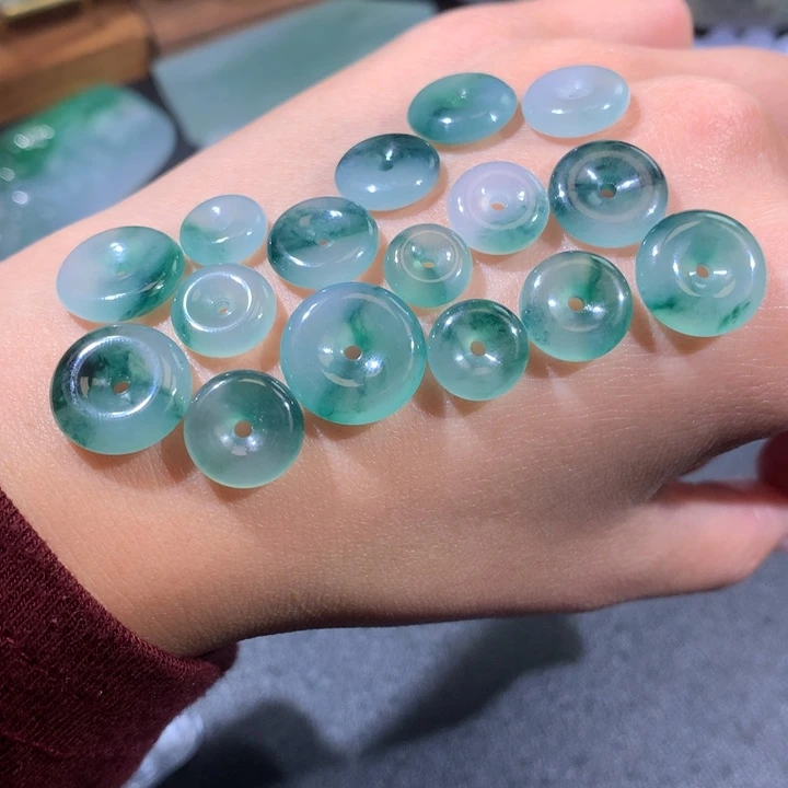 翡翠颈饰未镶嵌平安扣一手