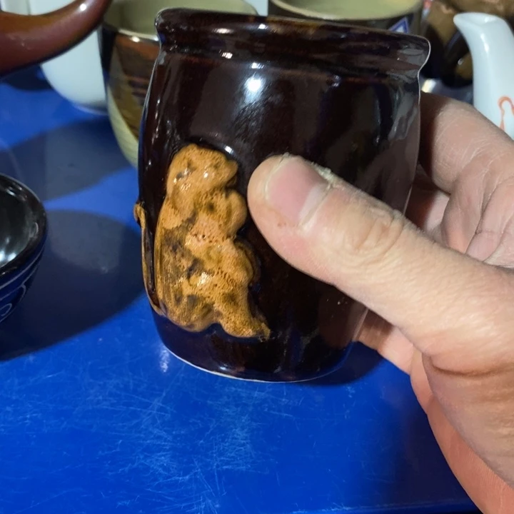 瓷片猴杯笔筒一个