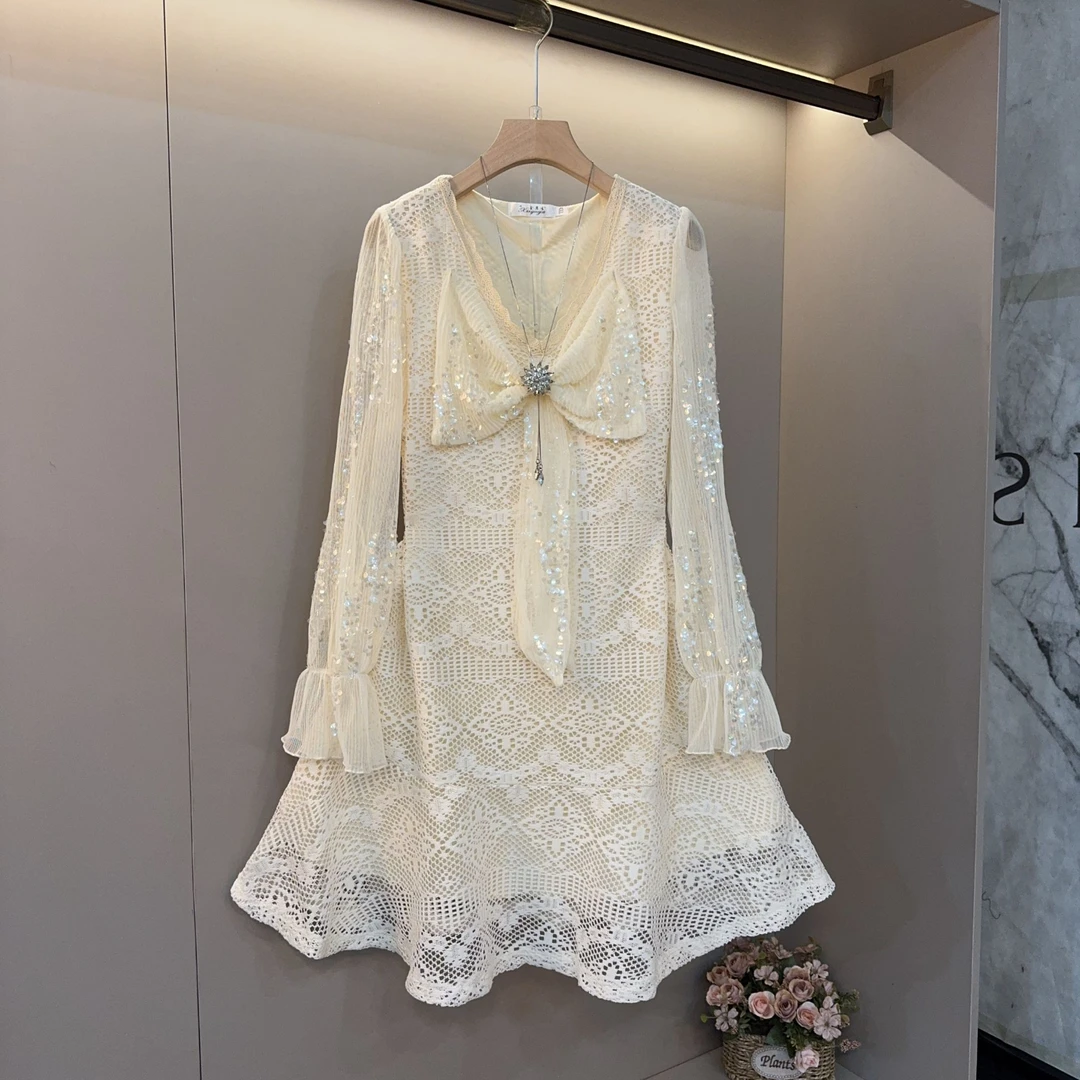 新款Ｖ领蝴蝶结设计感拼接蕾丝亮片款高品质精致胖妹妹显瘦连衣裙