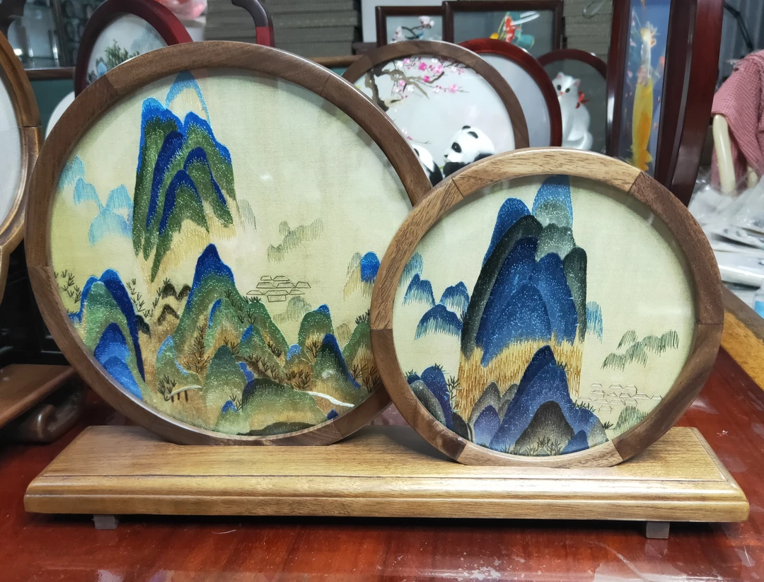 胡桃木双圆架刺绣摆件