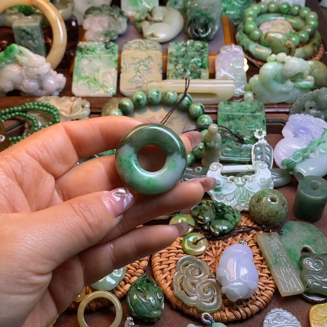 翡翠挂件未镶嵌王***人