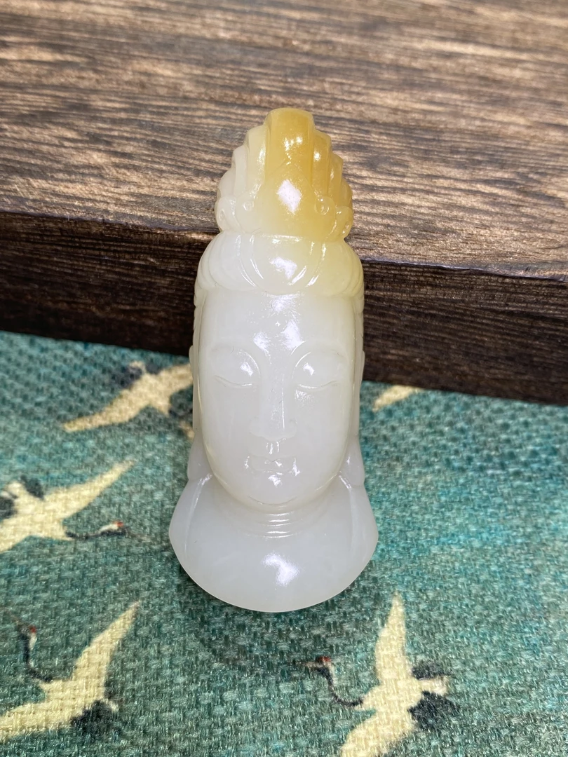 新疆和田玉且末糖羊脂观音牌