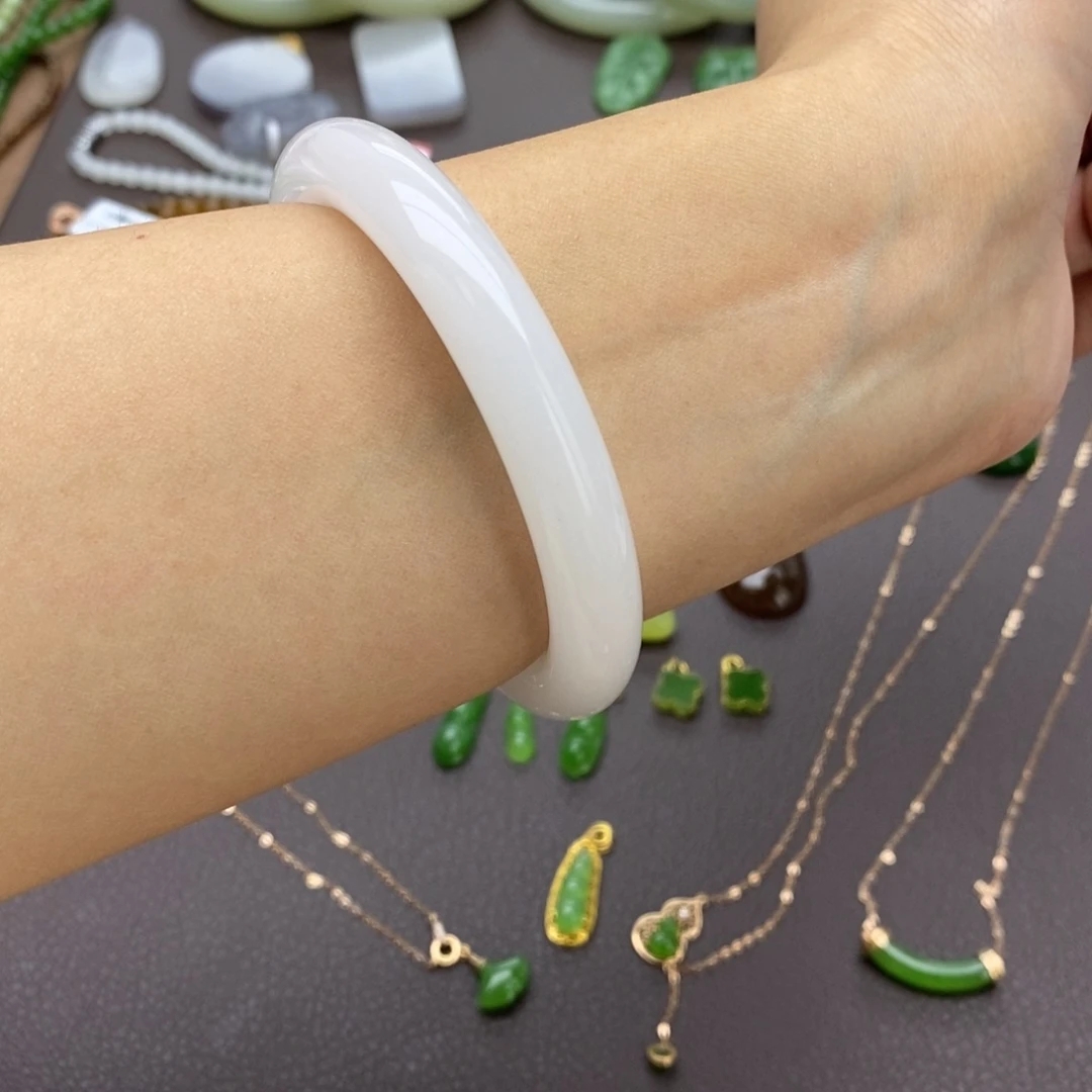 颈饰未镶嵌和田玉浅****?