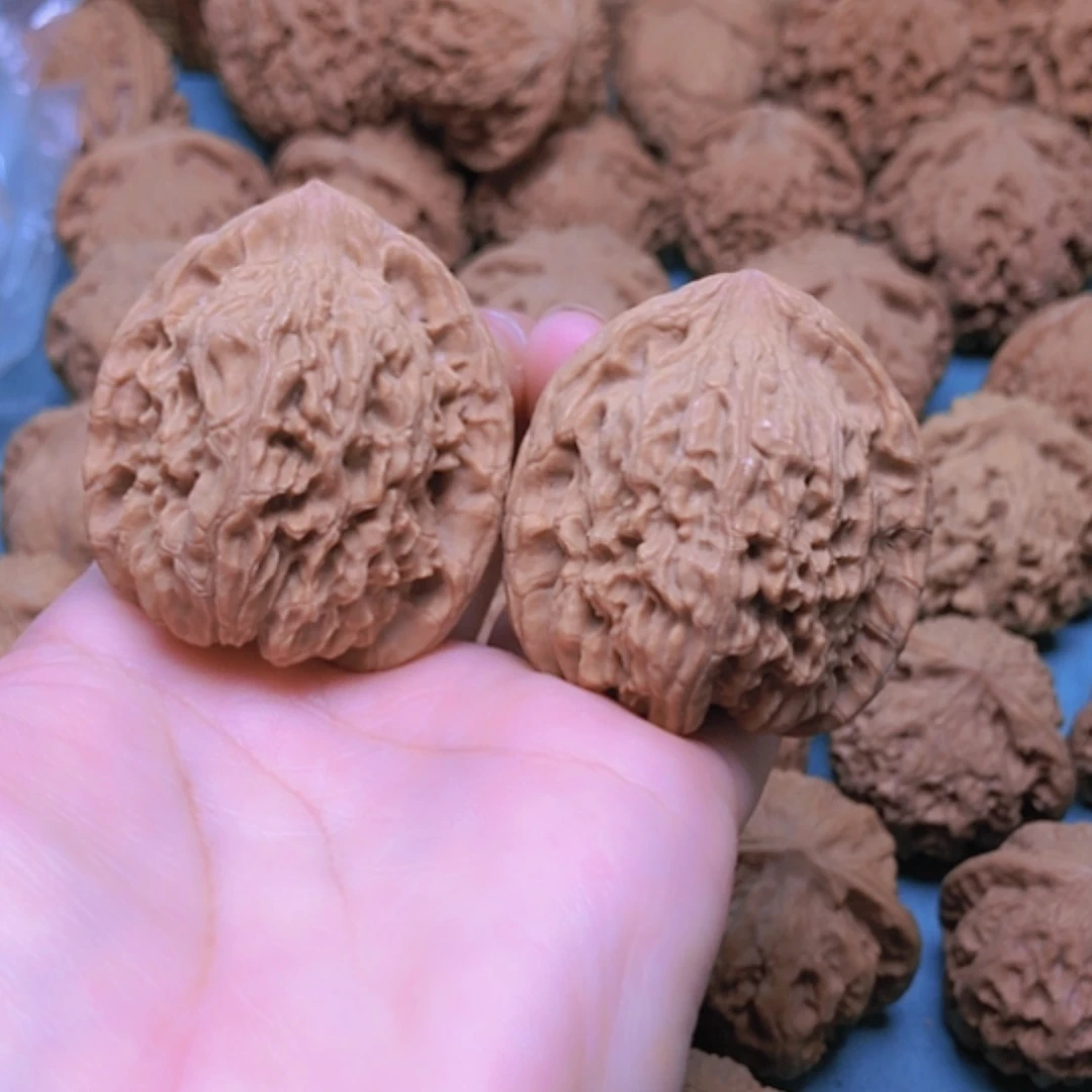 【闪购商品】摆件核桃40红狮子修尖