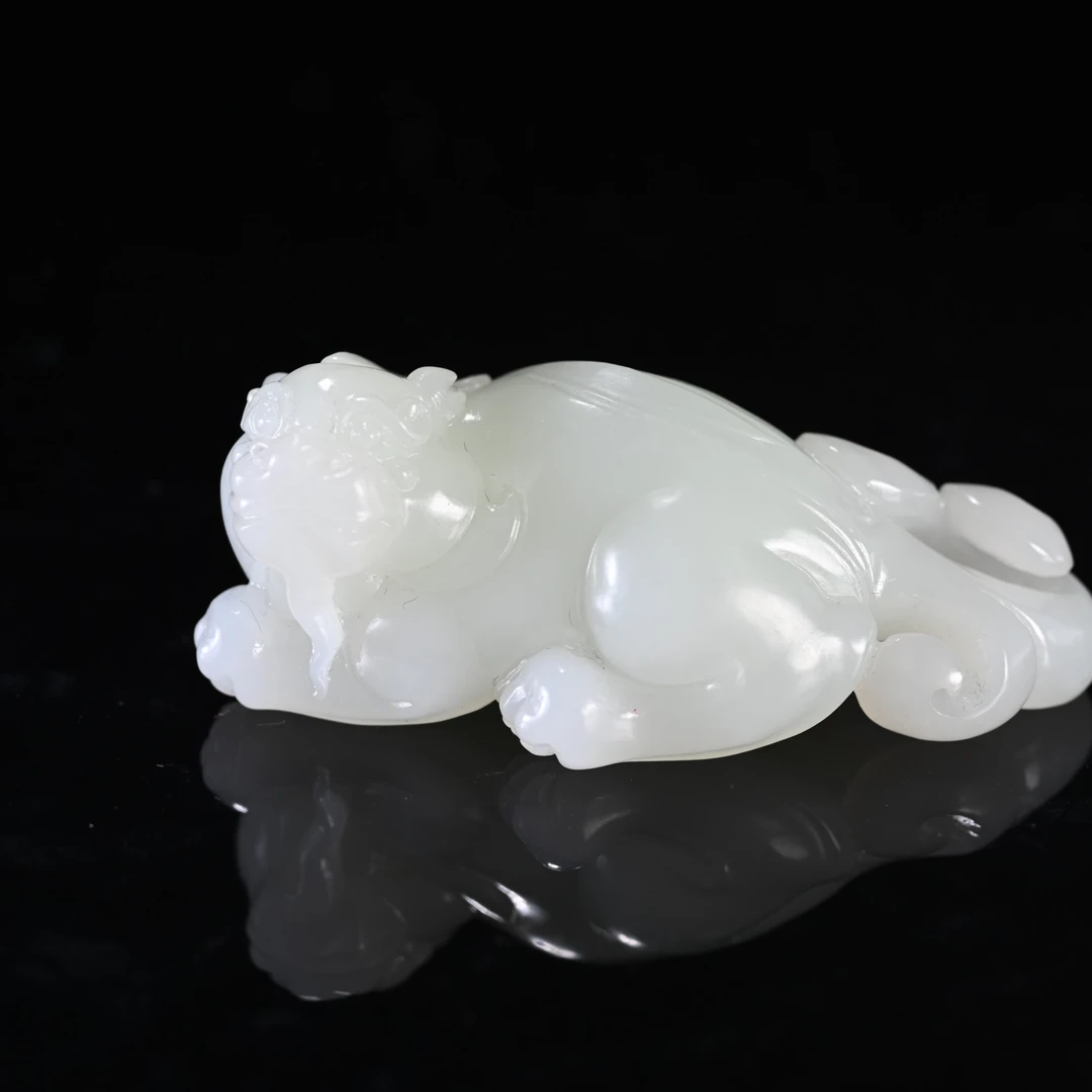 LOT8827 2510180123和田玉貔貅手把件/保利