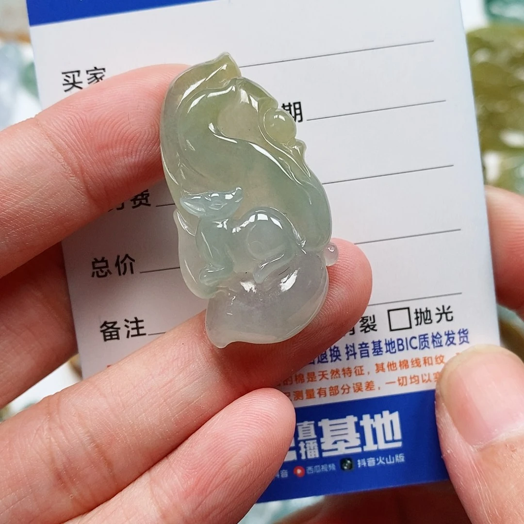翡翠未镶嵌颈饰九尾狐