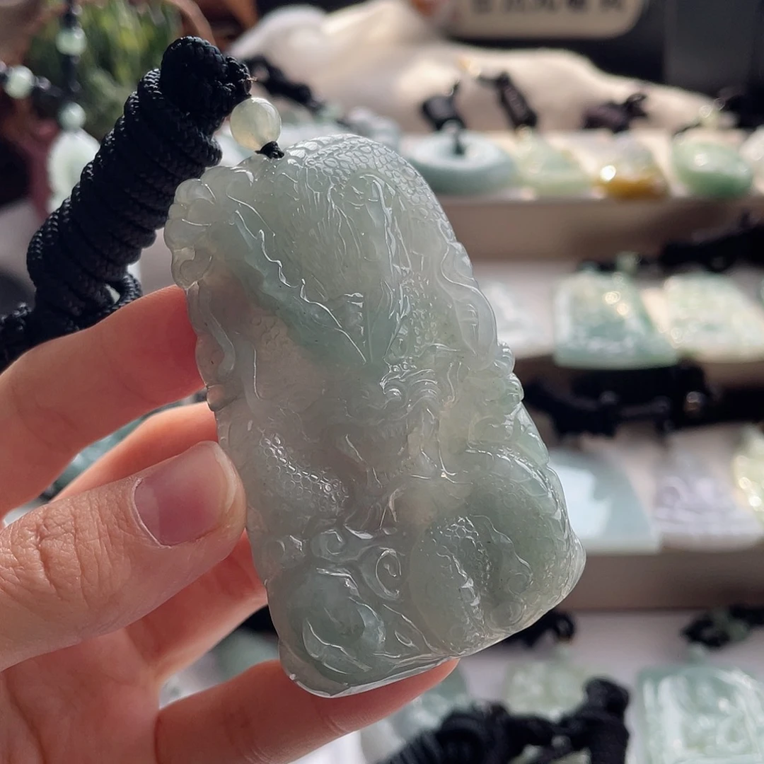 翡翠未镶嵌颈饰龙