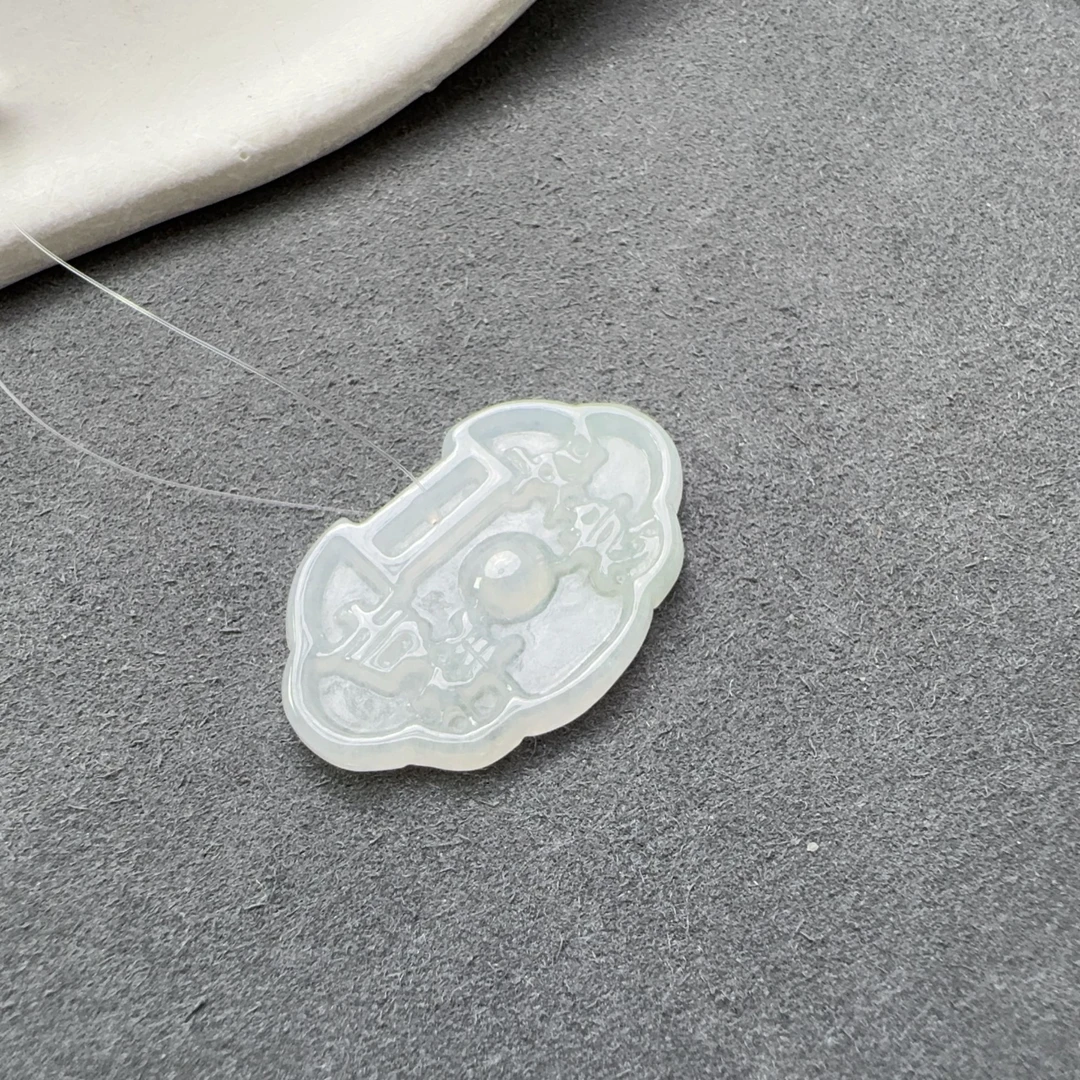 缅甸天然A货翡翠如意吊坠