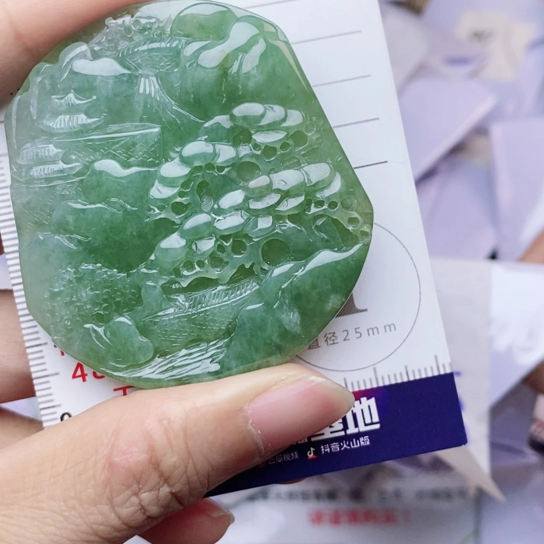 翡翠未镶嵌颈饰山水