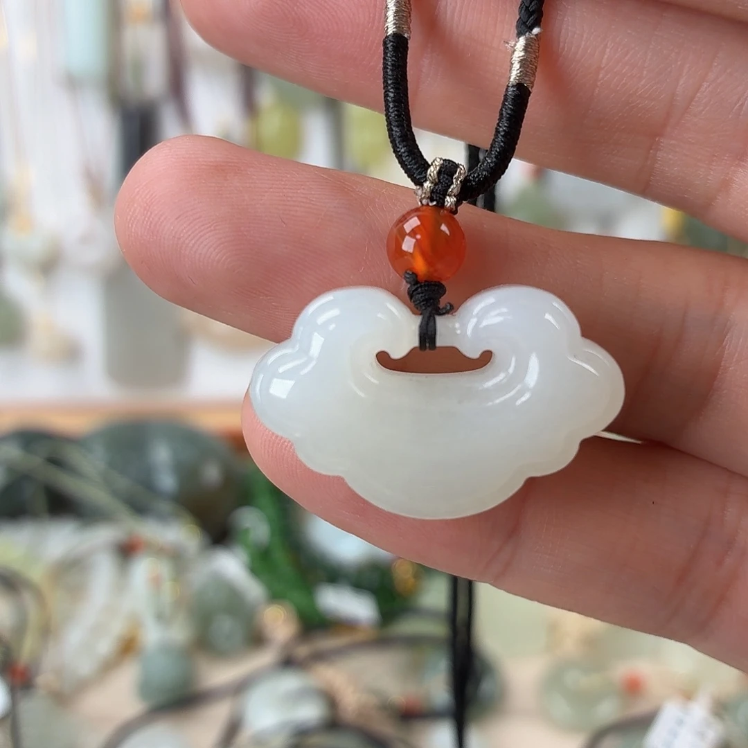 多***钱颈饰未镶嵌和田玉如意锁挂件