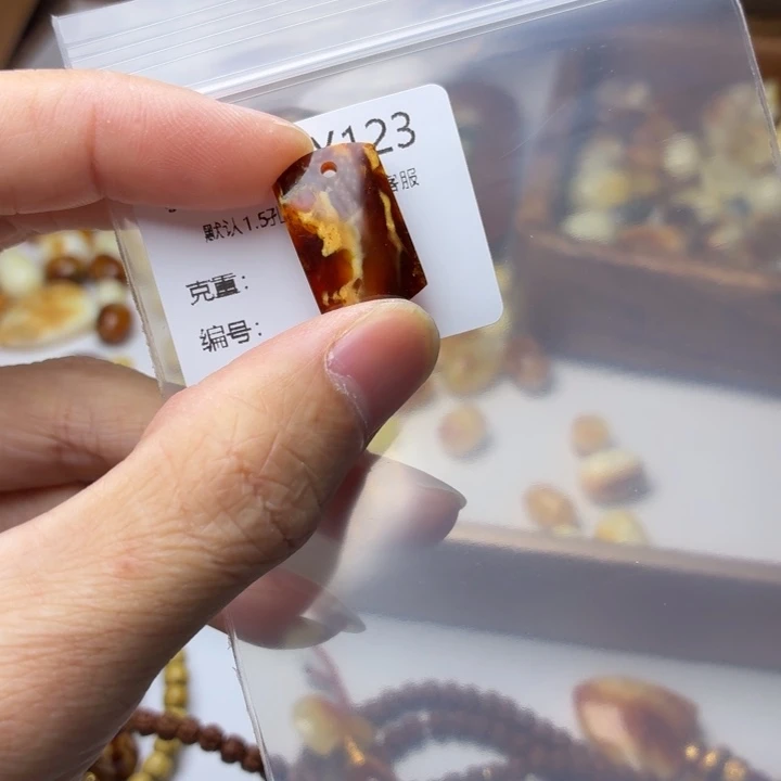 琥珀未镶嵌裸石琥珀