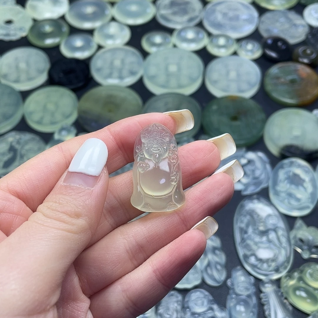 岫玉未镶嵌颈饰财神