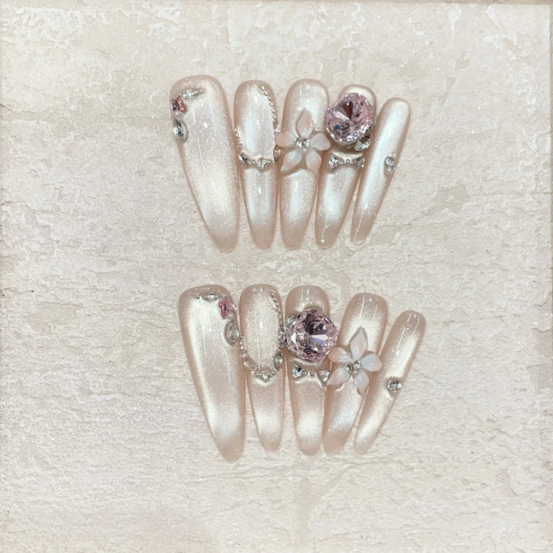 温柔裸粉色猫眼搭配雕花粉钻点缀氛围感显白纯手工穿戴甲高级感