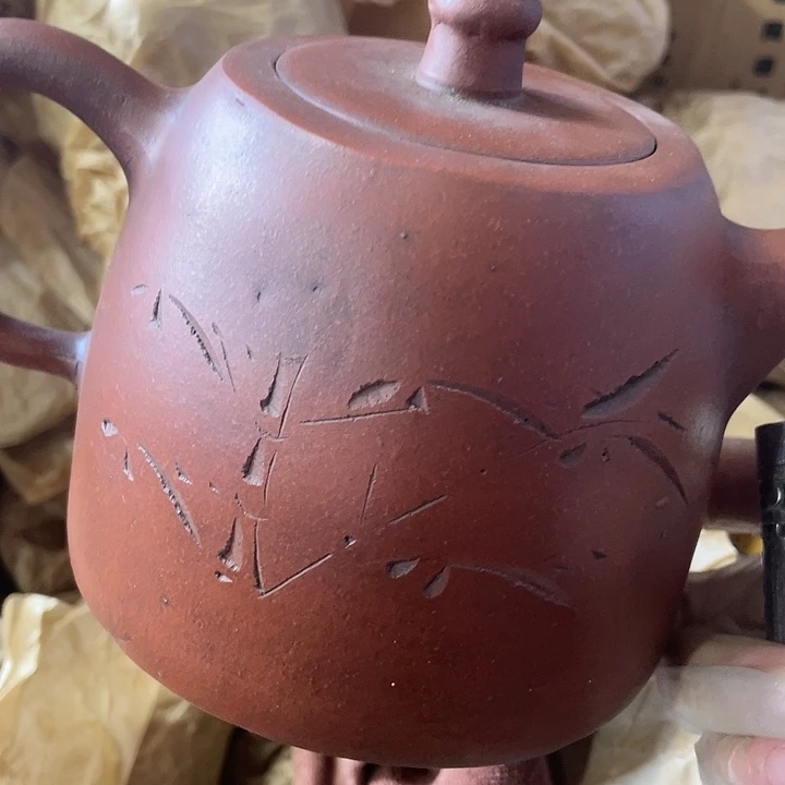 茶壶紫砂原矿泥料手工制作的一把紫砂壶。