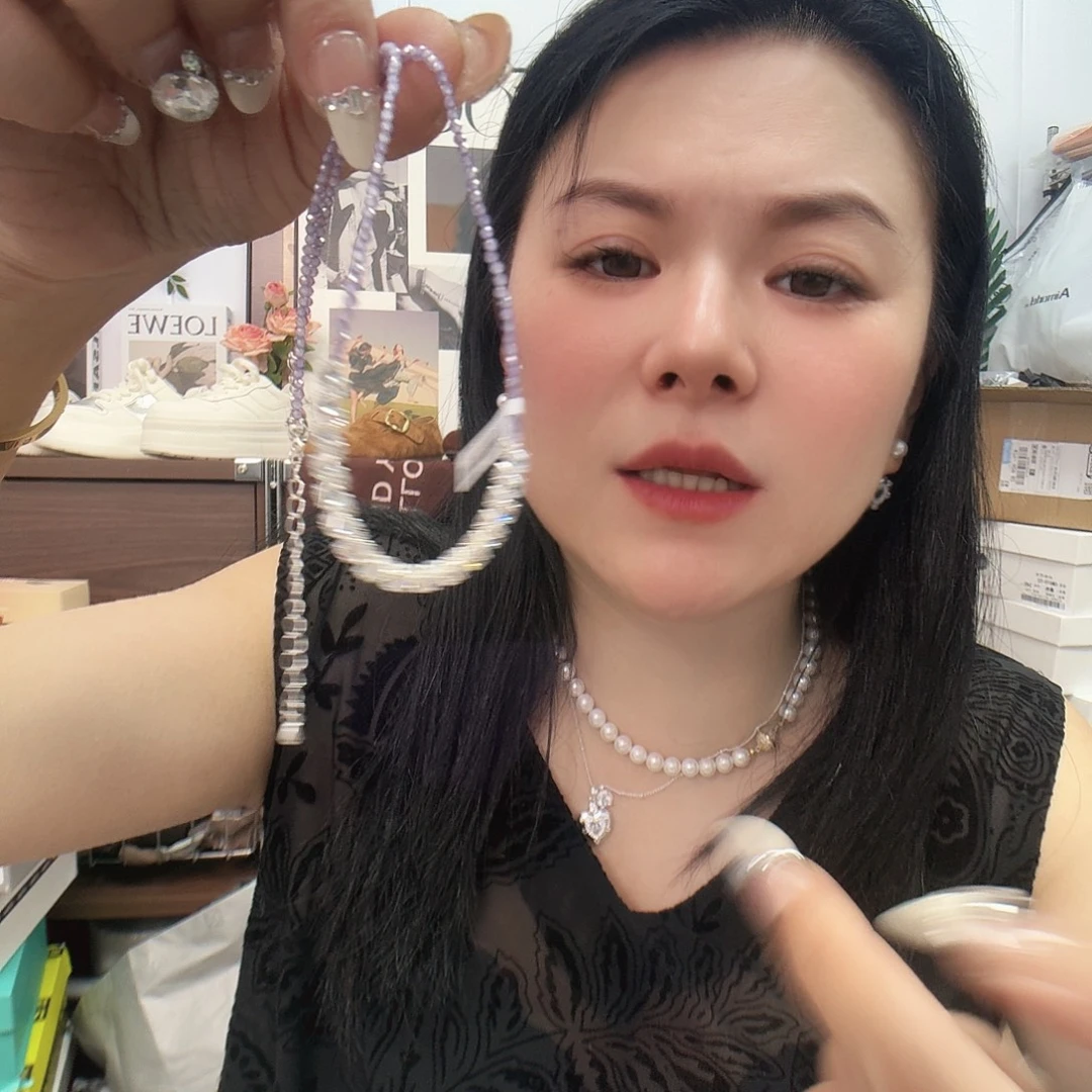 让他用手机看电视剧