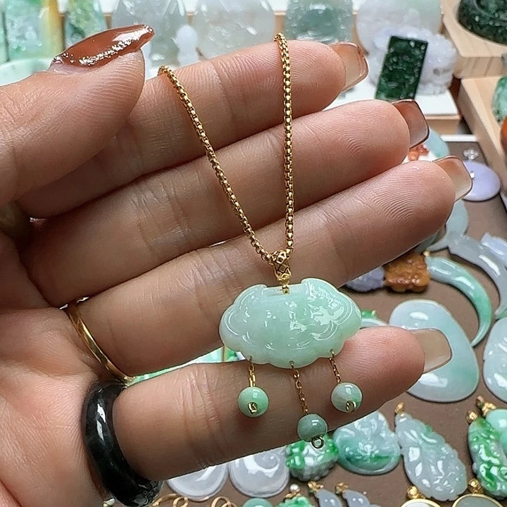 翡翠颈饰未镶嵌飘绿平安锁