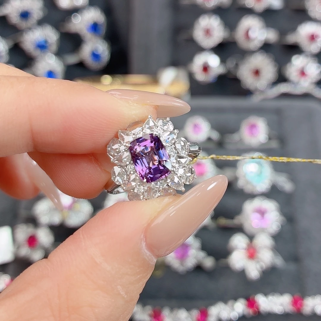 18K金镶嵌彩色蓝宝石戒指2.04克拉