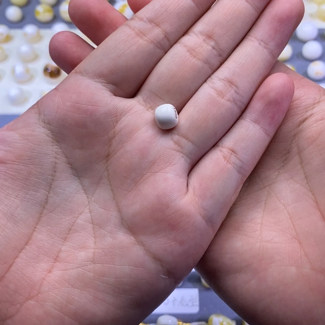 浮***。未镶嵌琥珀珠宝奇石