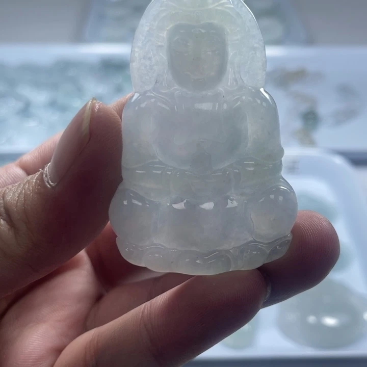 翡翠未镶嵌颈饰观音