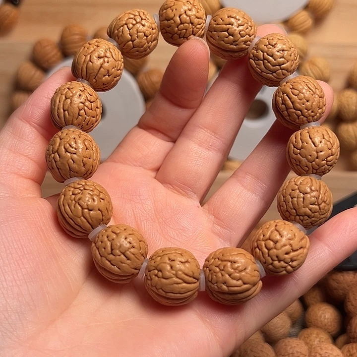 嫣***楚吊坠桃核肌肉纹铁扇公主