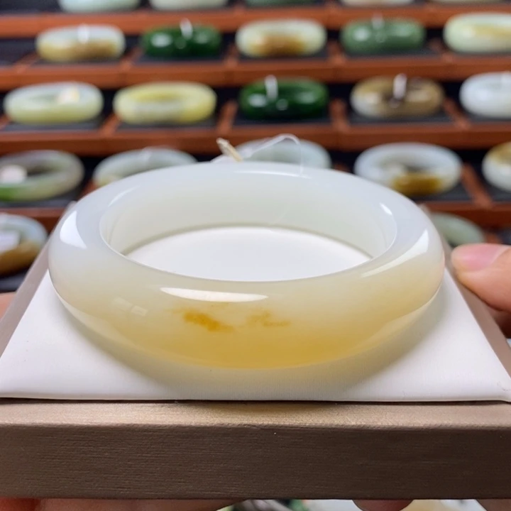 和田玉（糖玉）手镯未镶嵌55圈