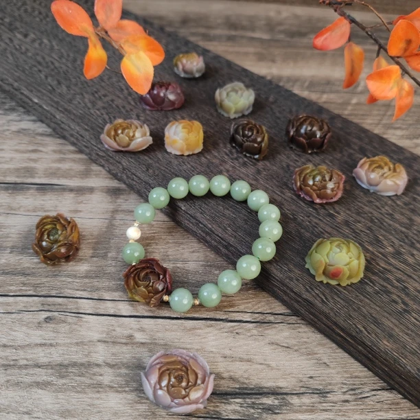 【山不晚花】粉青盐源雕刻牡丹单圈手串（多样性发其一）