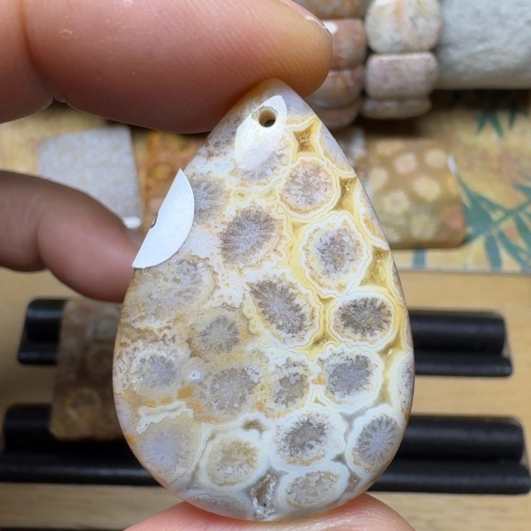 硅化玉特色鲜明水滴未镶嵌