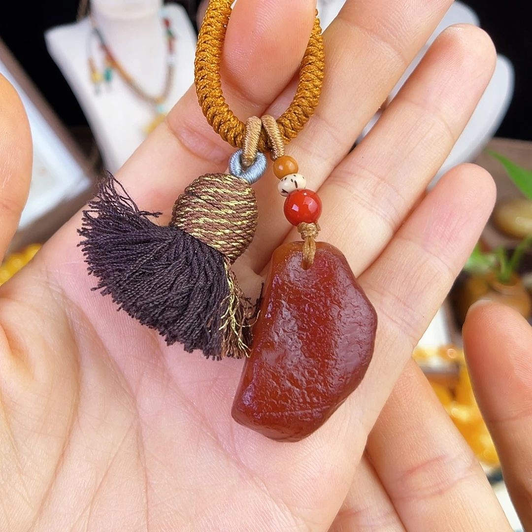 未镶嵌琥珀珠宝奇石。