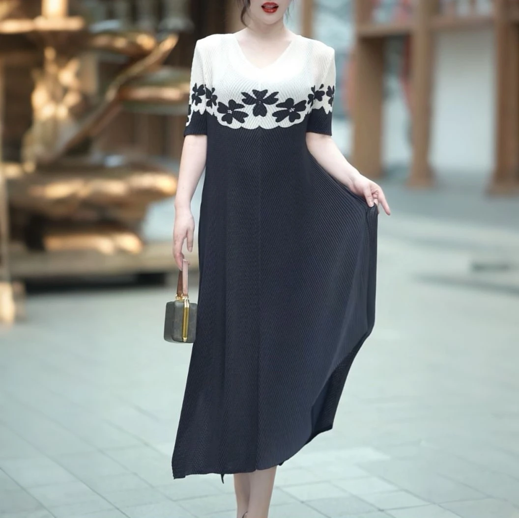 阔太太高端褶皱夏季短袖气质大码V领长裙民族风冰丝百褶连衣裙女