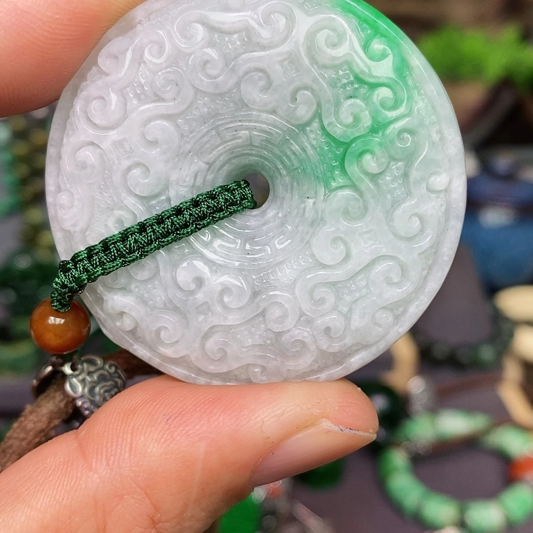 翡翠颈饰未镶嵌漂亮美眉