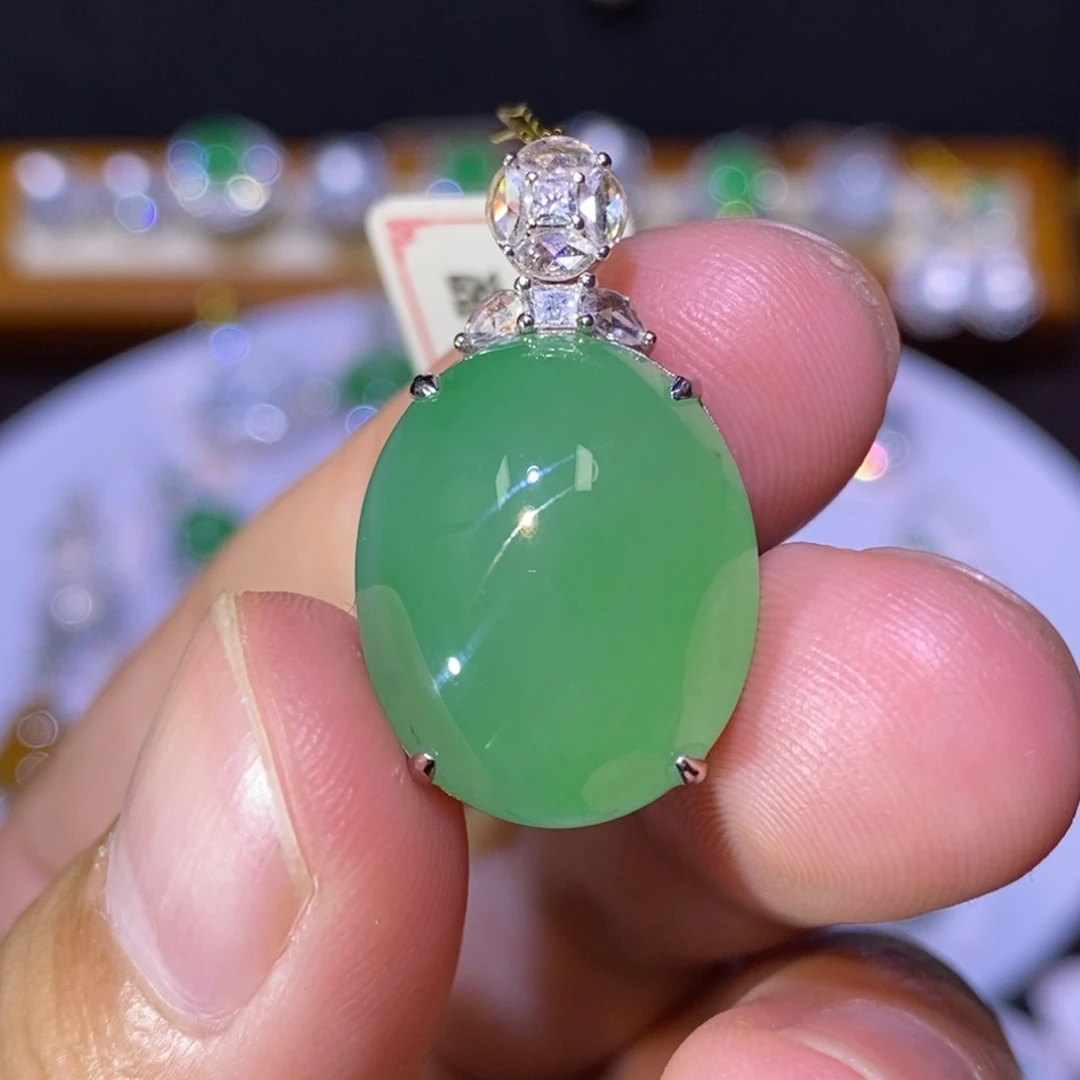 【闪购商品】颈饰18K金镶嵌翡翠