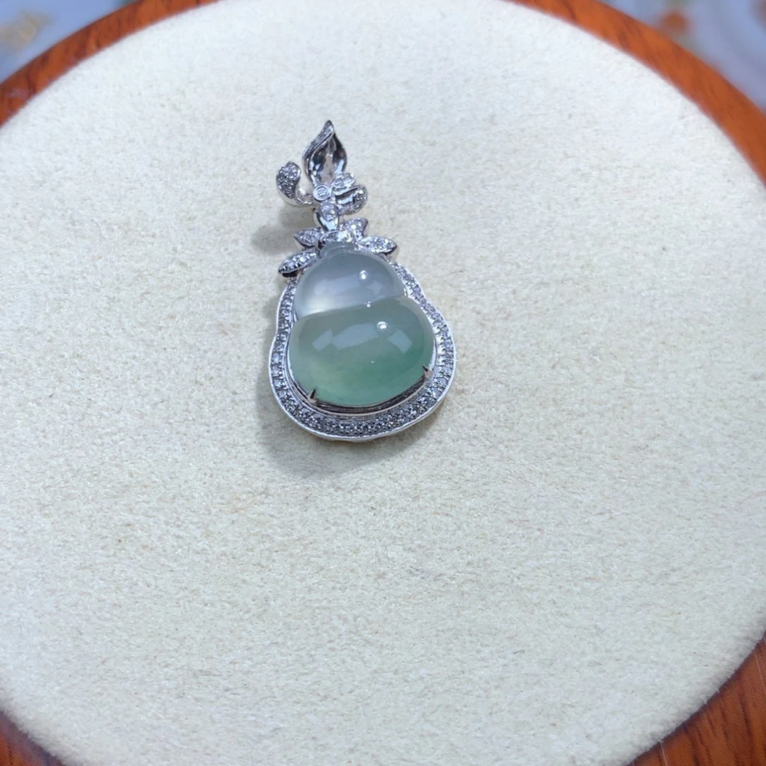 翡翠18K金镶嵌项链葫芦