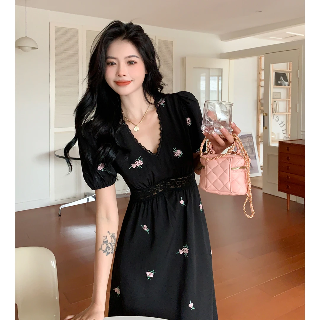 大码胖mm高级感新款法式刺绣连衣裙高腰遮肉显瘦赫本风长裙子