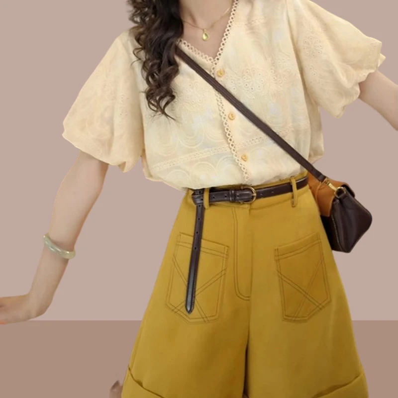 2025夏季新款文艺感别致舒适V领绣花短袖衬衫短裤两件套套装女士