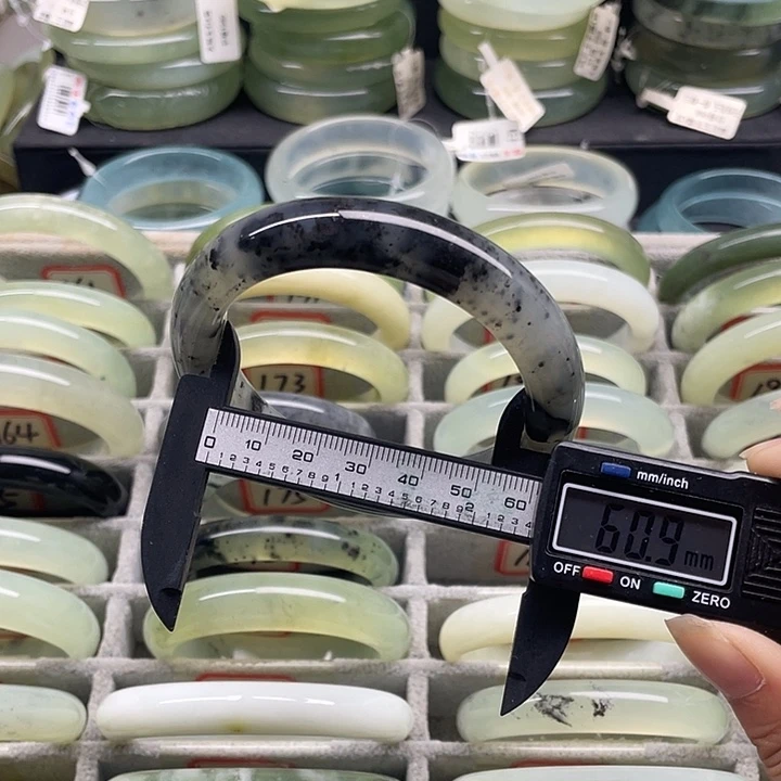 蛇纹石玉未镶嵌手镯186