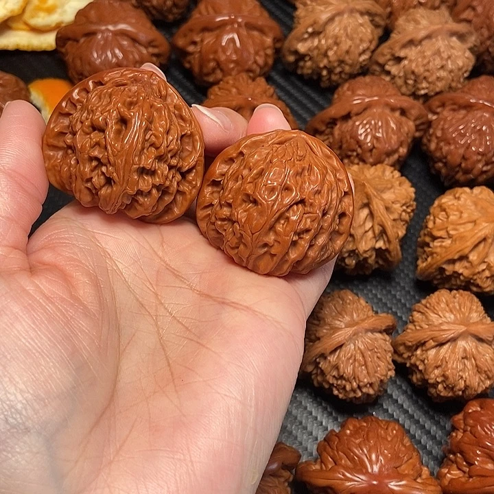 文玩核桃吊坠40白狮子。