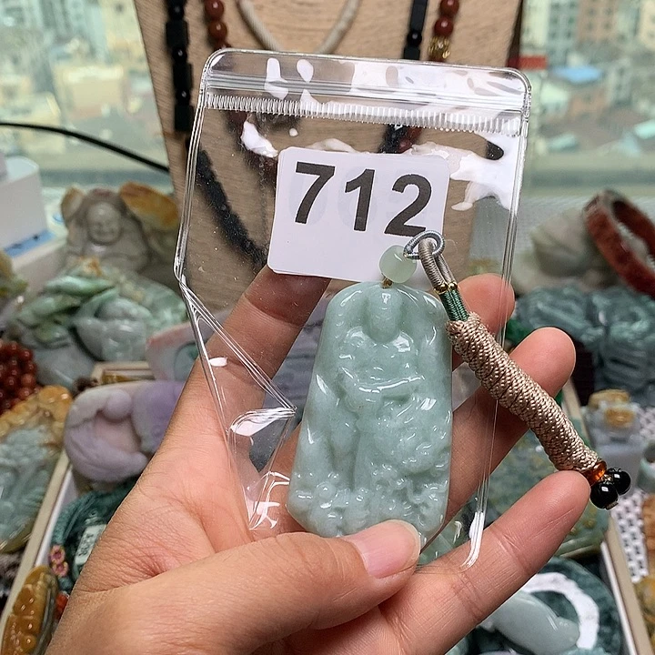 翡翠未镶嵌颈饰陈****）翡翠