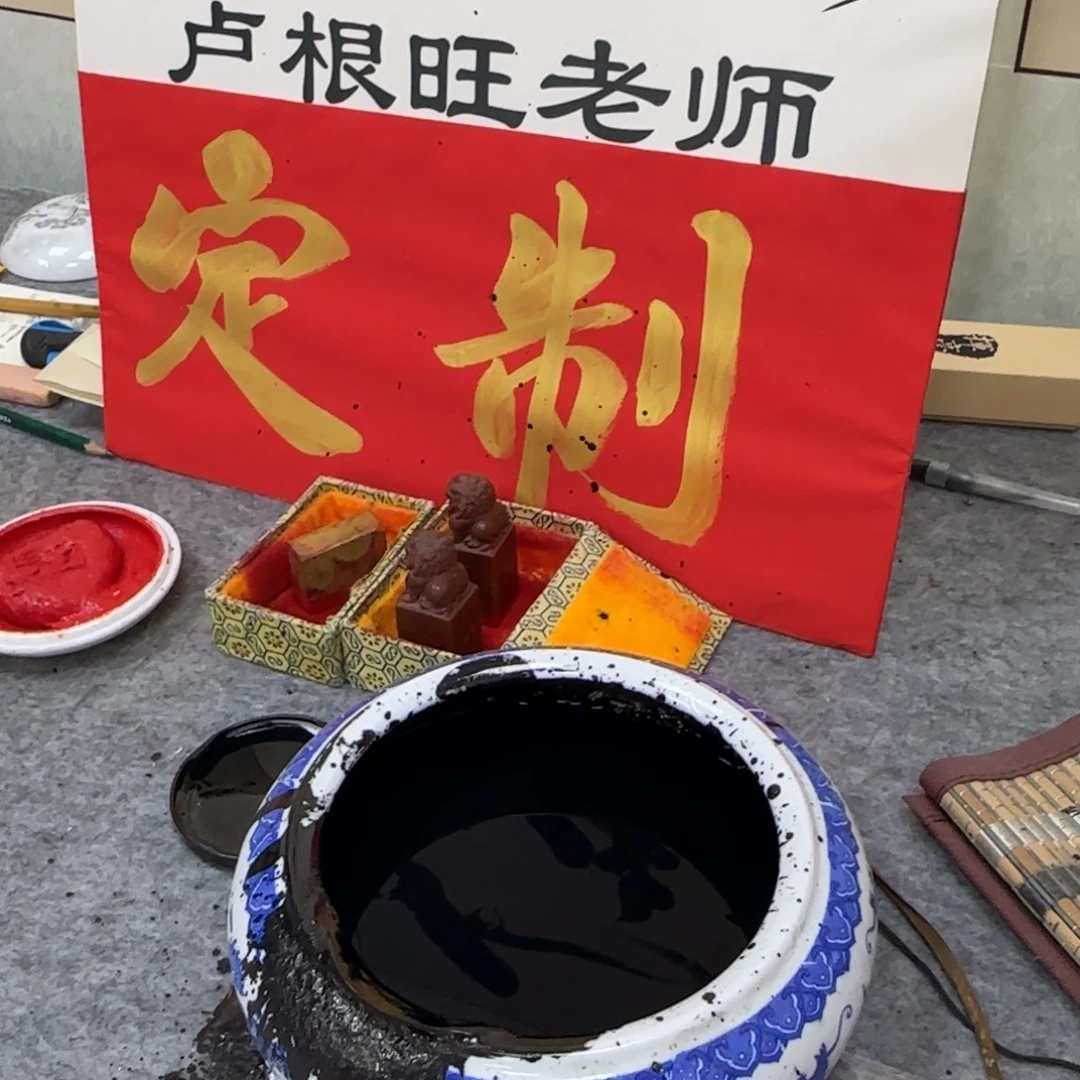 书法120×45胡桃木榫卯框，红洒金金墨，白色暗花绫布，竖版对联