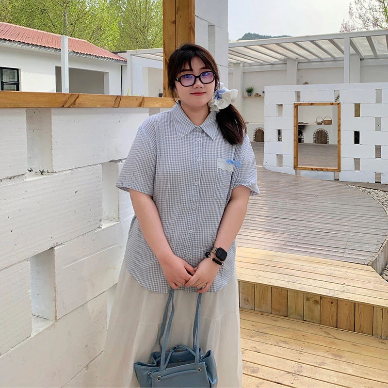 YUZI/鱼子2025夏季蝴蝶结花边口袋格纹衬衫胖MM短袖翻领大码出勤