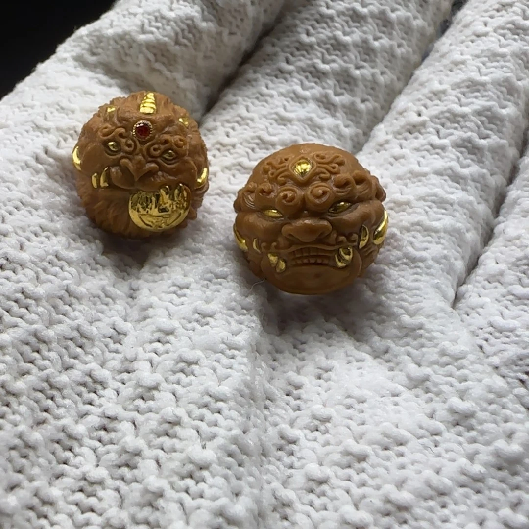 Z***.猴头核桃吊坠两颗镶嵌24k