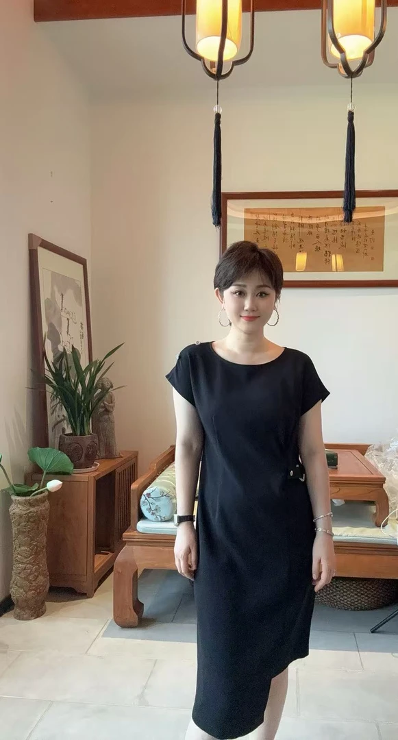 子韩推荐夏季新款时尚不对称设计款腰间扣小黑裙LNOL7033