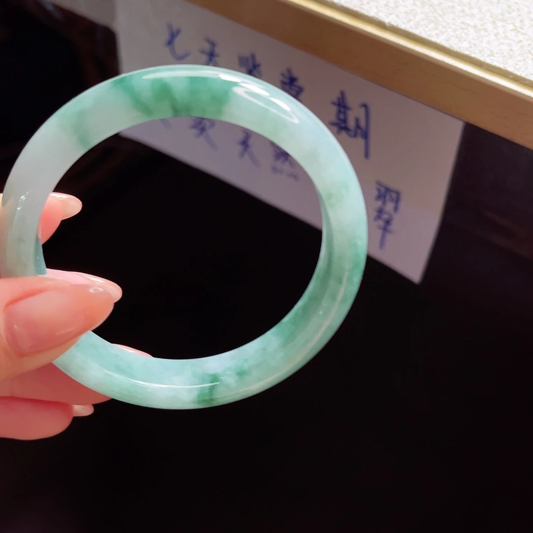 翡翠手镯未镶嵌手镯