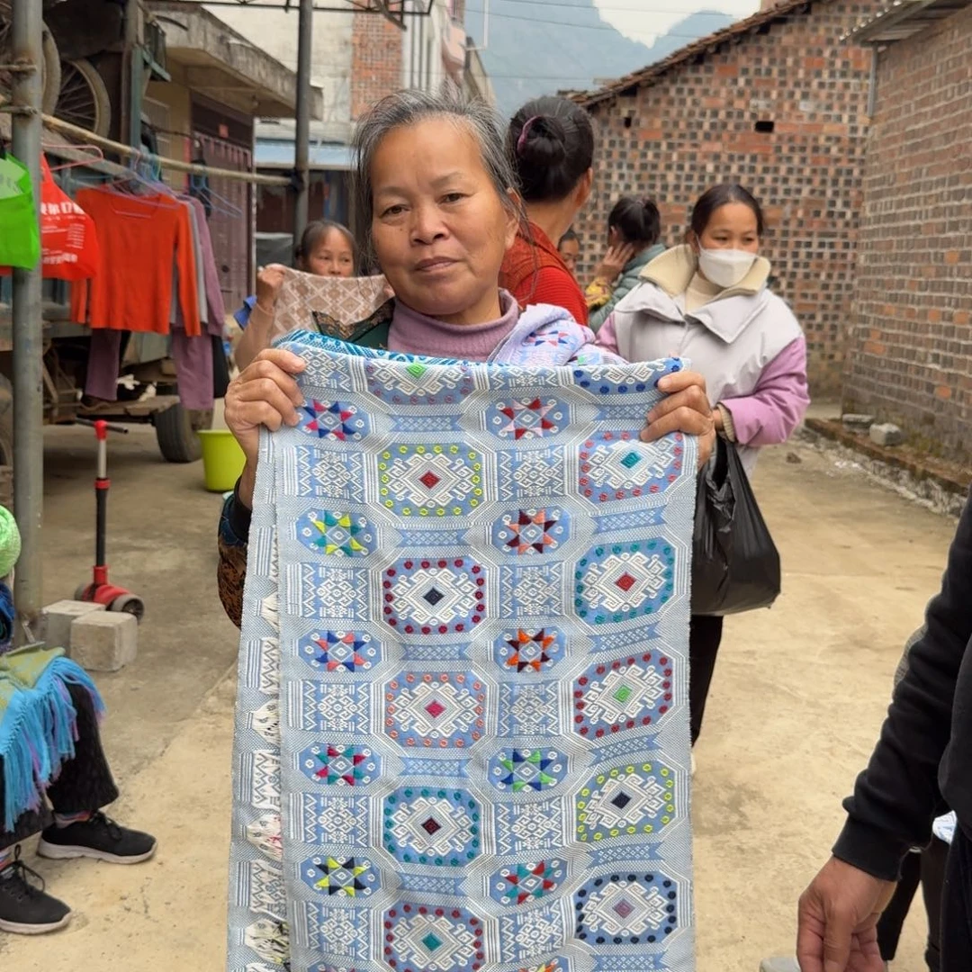 壮锦围巾村民手工