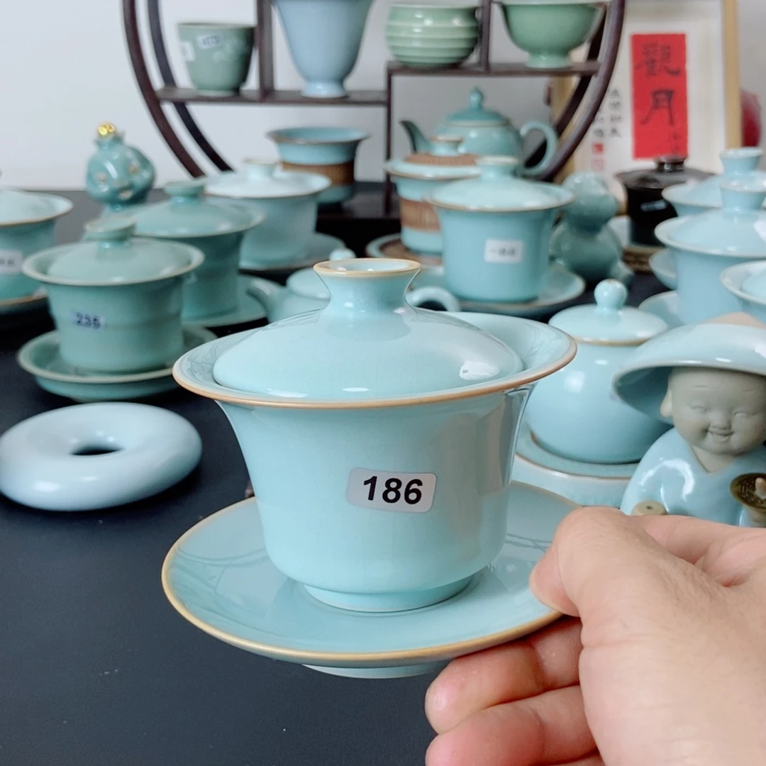 微瑕天青釉手工马蹄盖碗