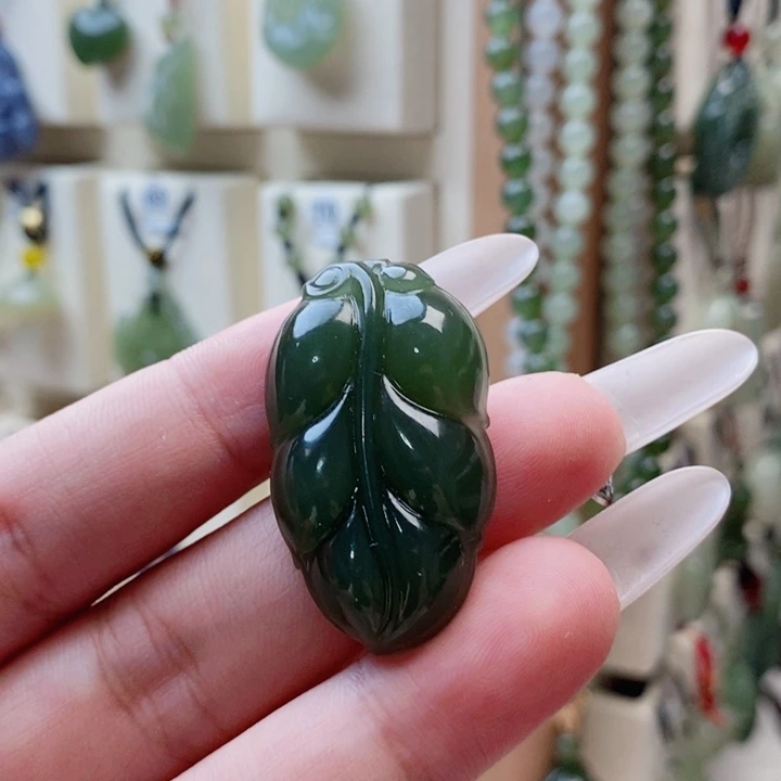 舒***号和田玉未镶嵌颈饰