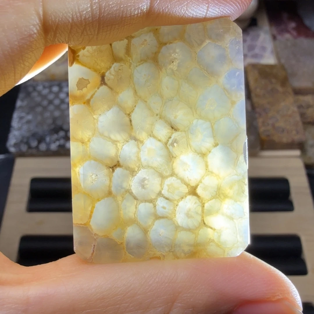 硅化玉未镶嵌薄如蝉翼的闪闪玻璃花