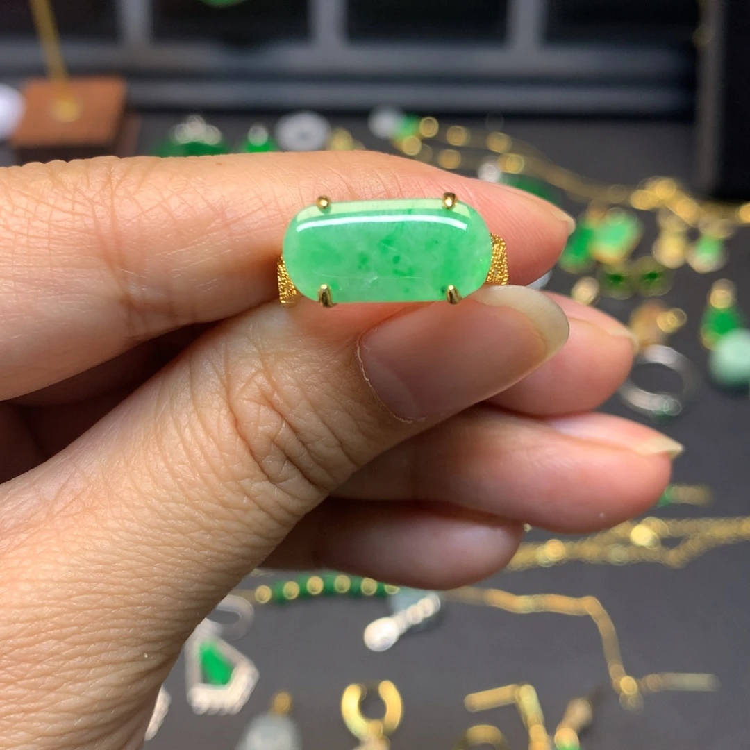 翡翠未镶嵌颈饰有纹