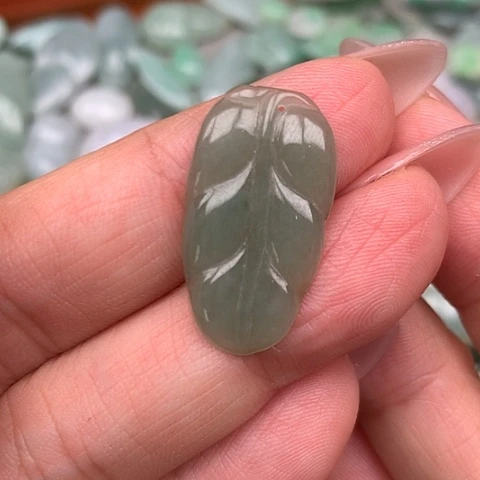 翡翠吊坠(不含链)未镶嵌余****?